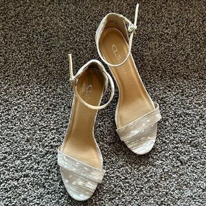 CL by Chinese Laundry strappy sandal heel neutral new size 10 ankle strap